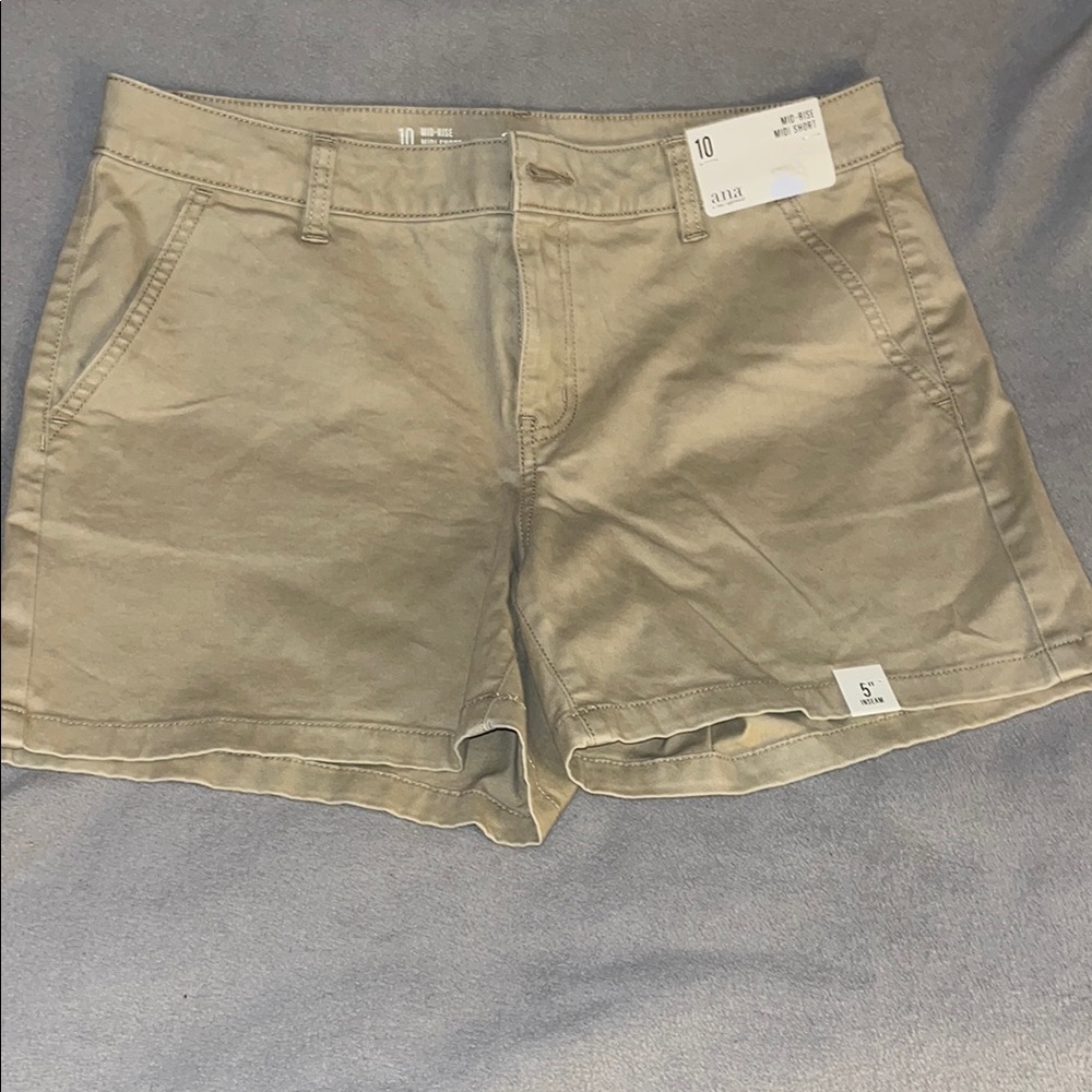 NWT.  a.n.a Tan 5” Shorts Classic Cotton Blend